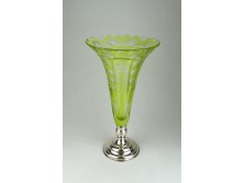 Ezüst talpas zöld kristály váza