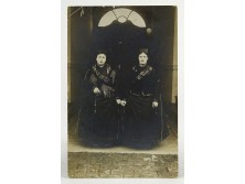 Antik fotográfia népviseletbe öltözött asszonyok képeslap 1910