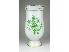 Zöld virágmintás talpas Hollóházi porcelán váza 17.5 cm