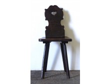 Antik szív motívumos faragott támlás szék