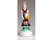 Antik óherendi mini porcelán menyecske figura 4 cm