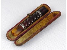 Antik ezüsttel díszített borostyán cigaretta szipka eredeti bőr tokjában