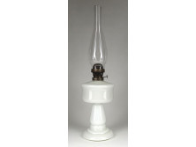 Antik tejfehér fújt üveg petróleumlámpa cilinderrel 49 cm