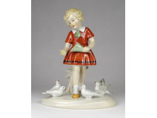 Régi galambokat etető Fasold & Stauch porcelán figura 17 cm