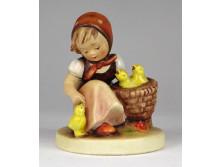 Régi Hummel csibéket etető kislány porcelán figura