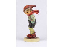 Didergő kisfiú ülő Hummel porcelán figura 12.4 cm