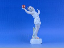 Régi Zsolnay labdával játszó kislány szobor