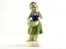 Jelzett GOEBEL porcelán kislány szobor 13 cm