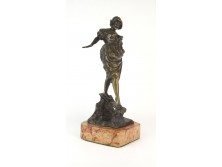 Nő a patak felett Parenta bronz szobor 40 cm